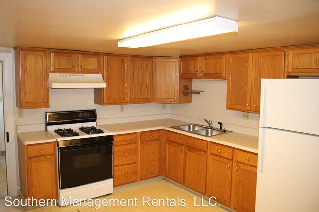 Building Photo - 2 br, 1 bath House - 104 N Main St
