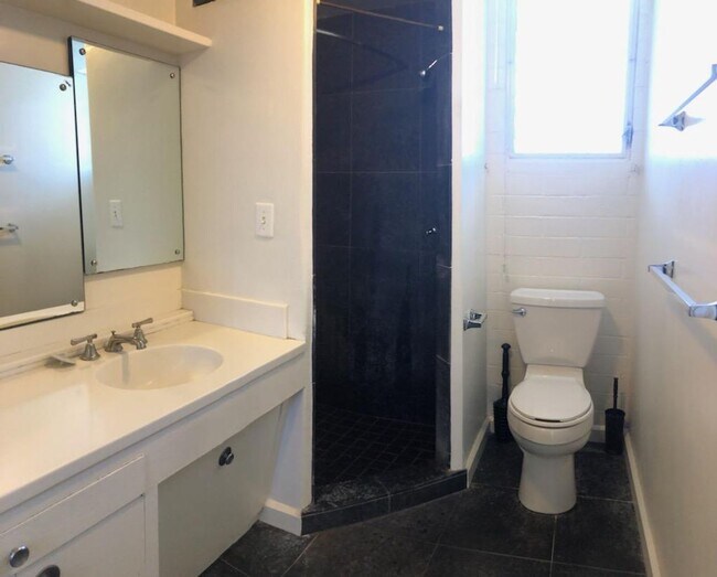 Foto del edificio - Fully Furnished spacious Studio, 1 Bath, 1...