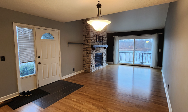 Building Photo - 1458 E Lake Dr