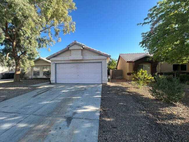 Foto del edificio - Single story with tile in most living areas. Huge backyard.