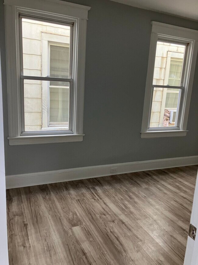 Building Photo - 127 W 51st St