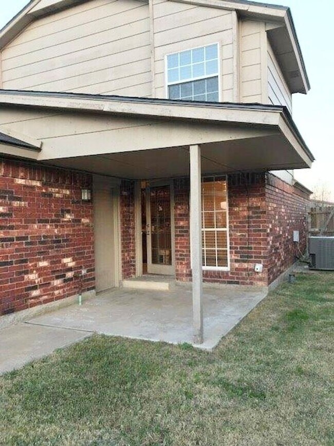 Foto del edificio - 4-bed 2-bath 2-car For lease SW Moore