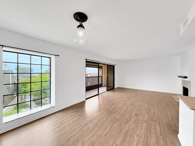 Building Photo - Incredible 2BD/2.5BA w/Ocean Views and Acr...