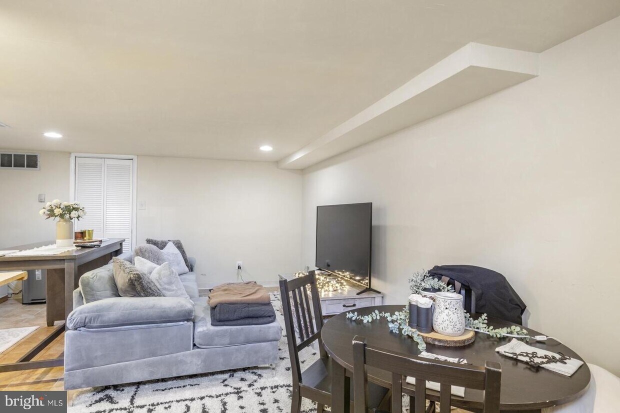 Foto principal - 2105 Christian St