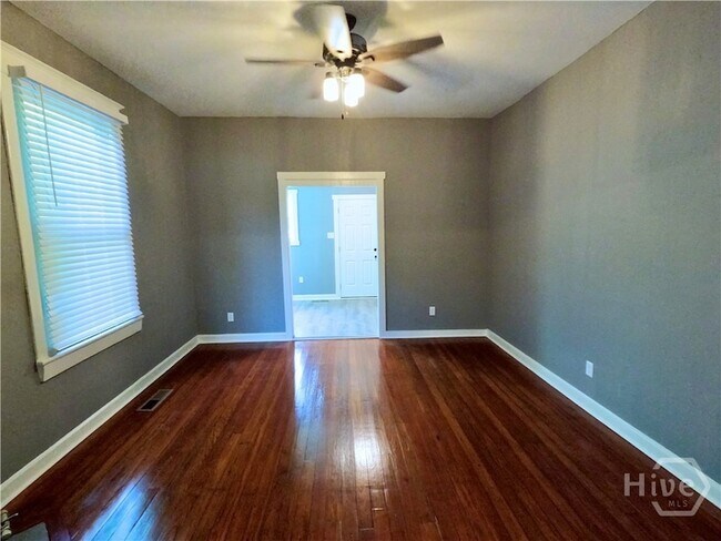 Foto del edificio - 613 E 38th St