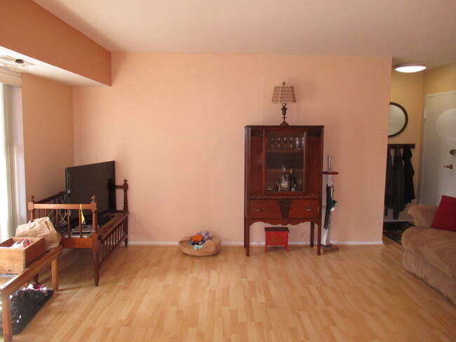 Foto del edificio - Lovely 2 BR/1 BA w/ Den Condo Available in...