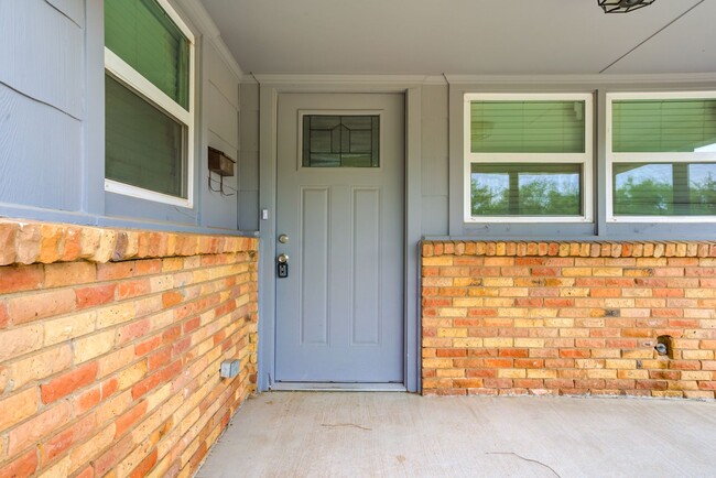 Building Photo - Adorable 4 Bed 2 Bath In Maxey Park!