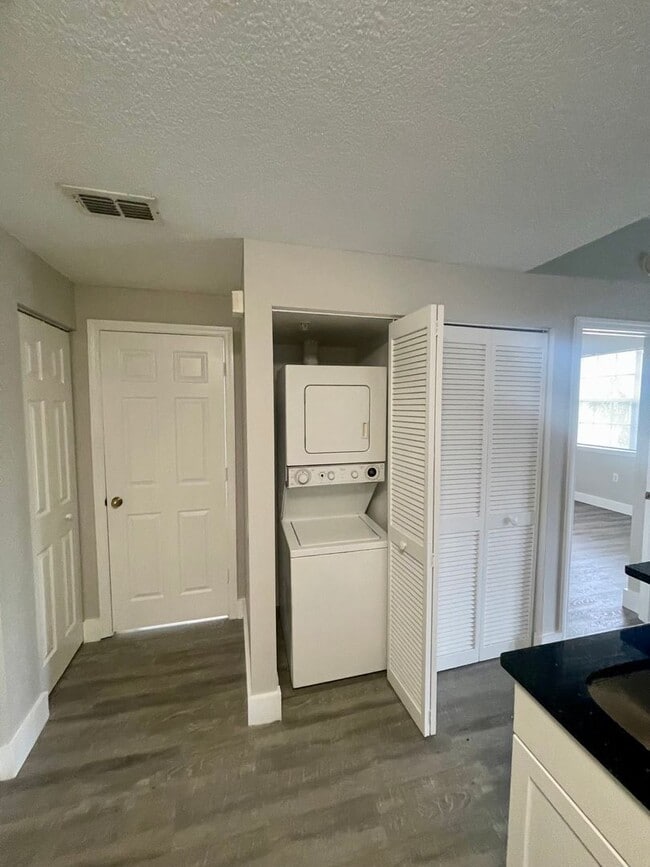 Building Photo - 1 Bedroom / 1 Bath Condo in Gated Community.
