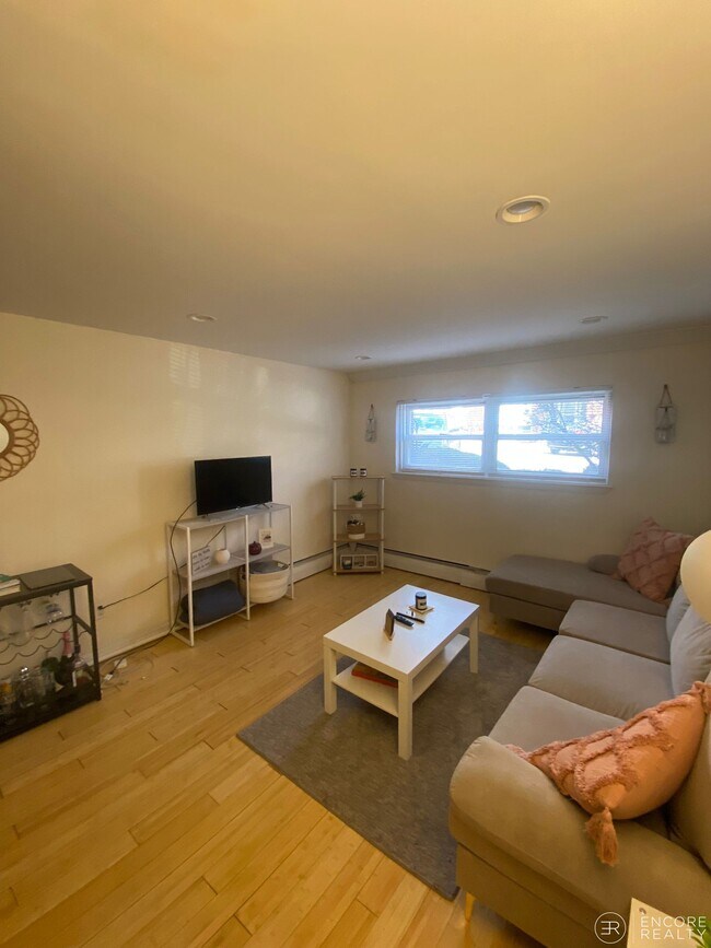 Building Photo - 11 Commonwealth Ct