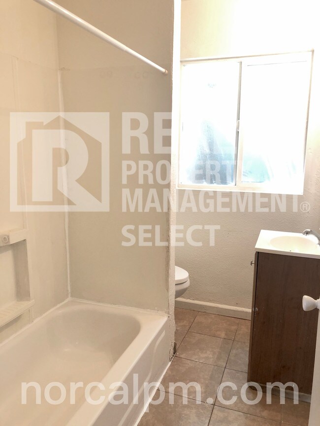Building Photo - Great 2 bed 1bath duplex