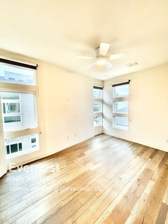 Foto del edificio - Gorgeous 2-Bedroom Townhome in Prime Locat...