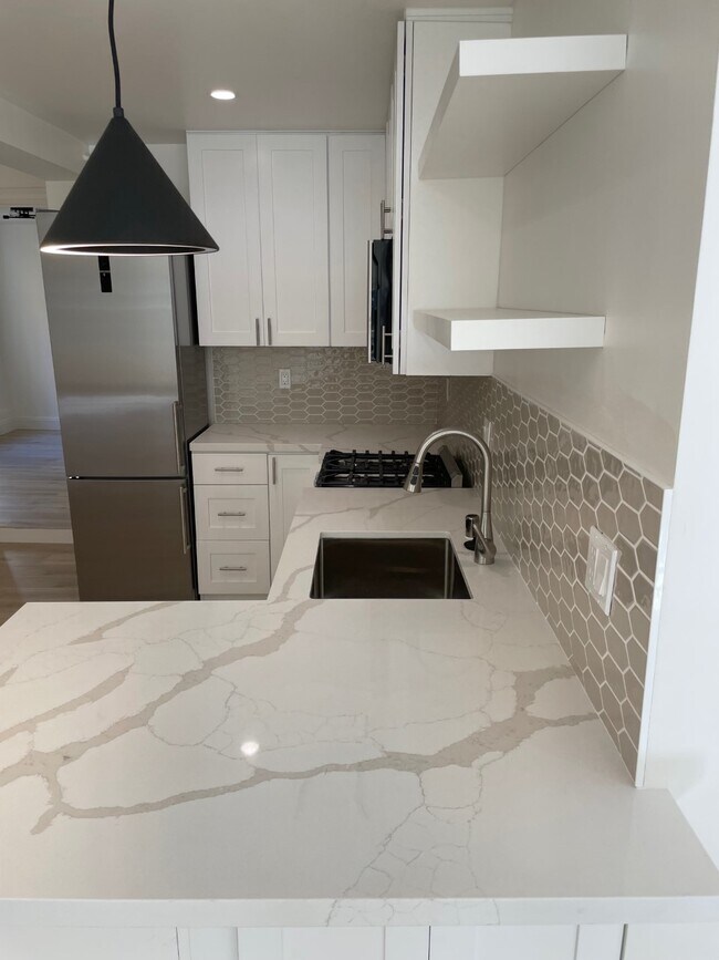 Kitchen - 552 Belvedere St