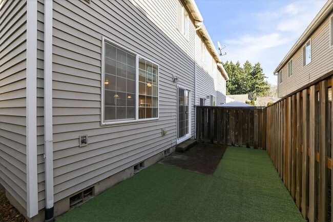 Building Photo - 6568 NE Deer Run St