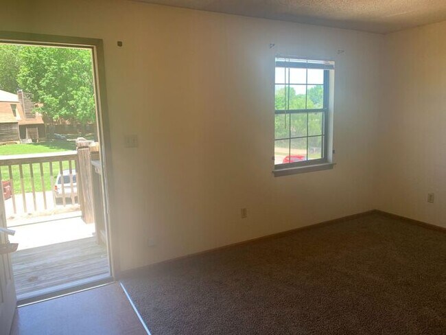 Foto del edificio - BRAND NEW carpet, come check me out!