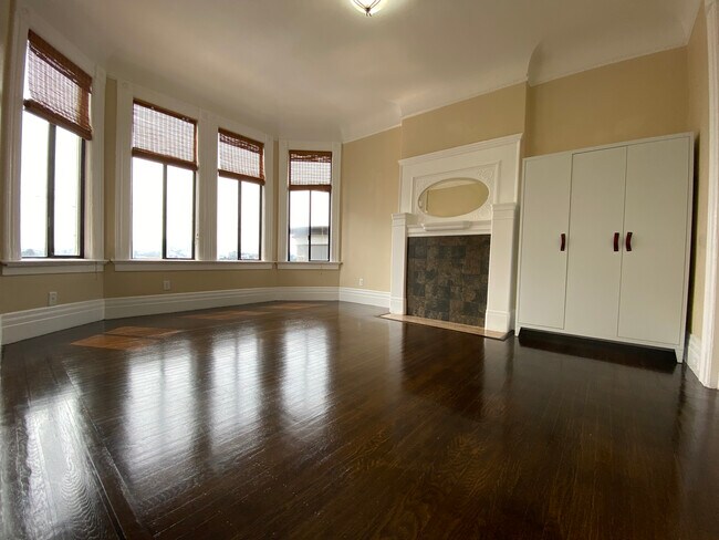 Building Photo - 176 Hermann St