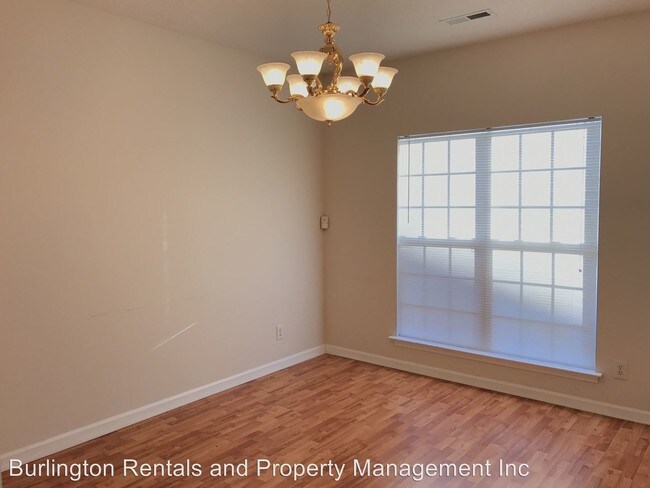 Building Photo - 1136 Briarwood Dr