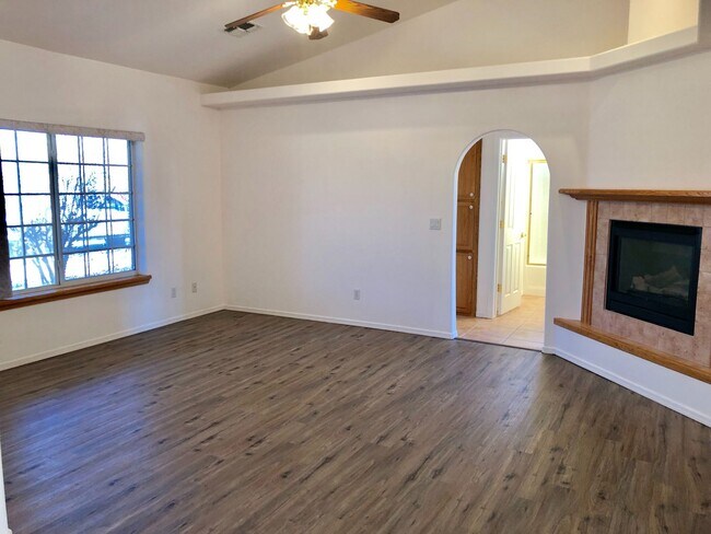 Building Photo - Great Home 3 Bedroom Home in Beautiful Nei...