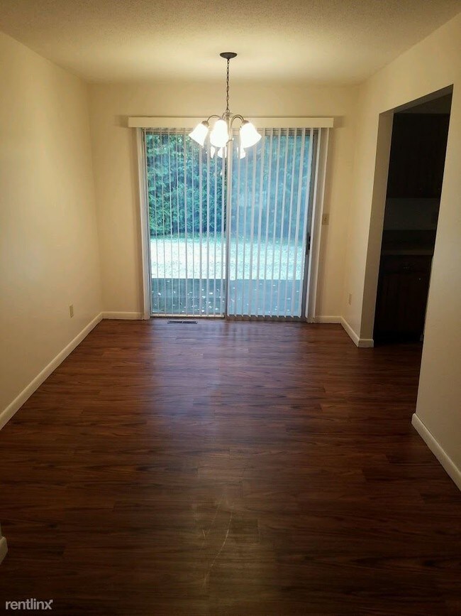 Building Photo - 1345 S Center Rd