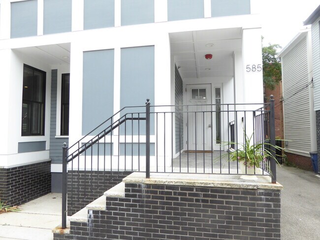 Foto del edificio - 585 E 7th St