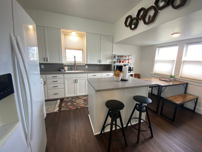 Foto del edificio - Pet Friendly |Stylish 3 Bedroom | 2 Bath Duplex in The Dalles – Great Location & Modern Comforts