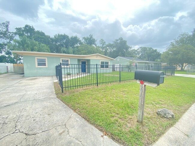 Building Photo - Nice 3 bedroom 2 bathroom House with Scree...