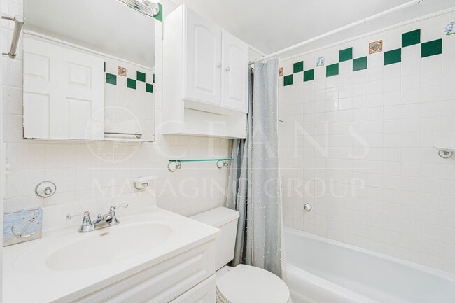 Building Photo - 2 BED/ 1 BATH CONDO STEPS FROM THE OCEAN