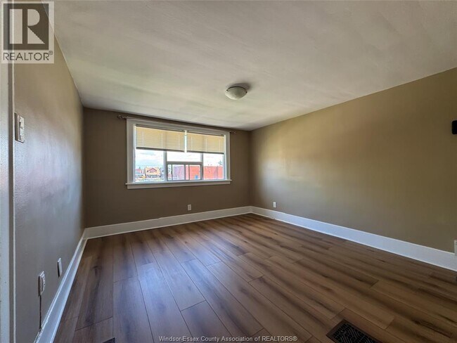 Photo du bâtiment - 1351 Marentette Ave