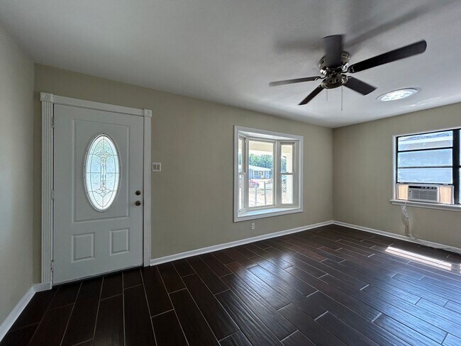 Building Photo - PROMO *$250 Admin Fee Waived* Cozy 2-Bedro...