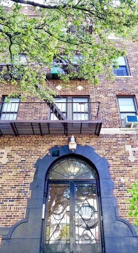 Building Photo - 971 E 34th St