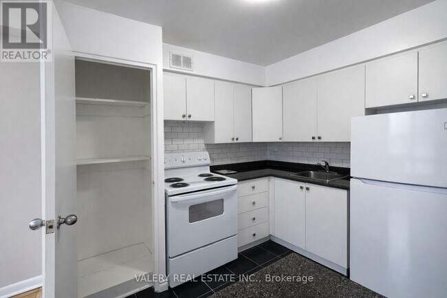 Photo du bâtiment - 42 Thorncliffe Park Dr