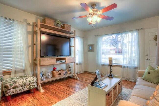 Building Photo - 1 Month Free with 2 YR Lease!!