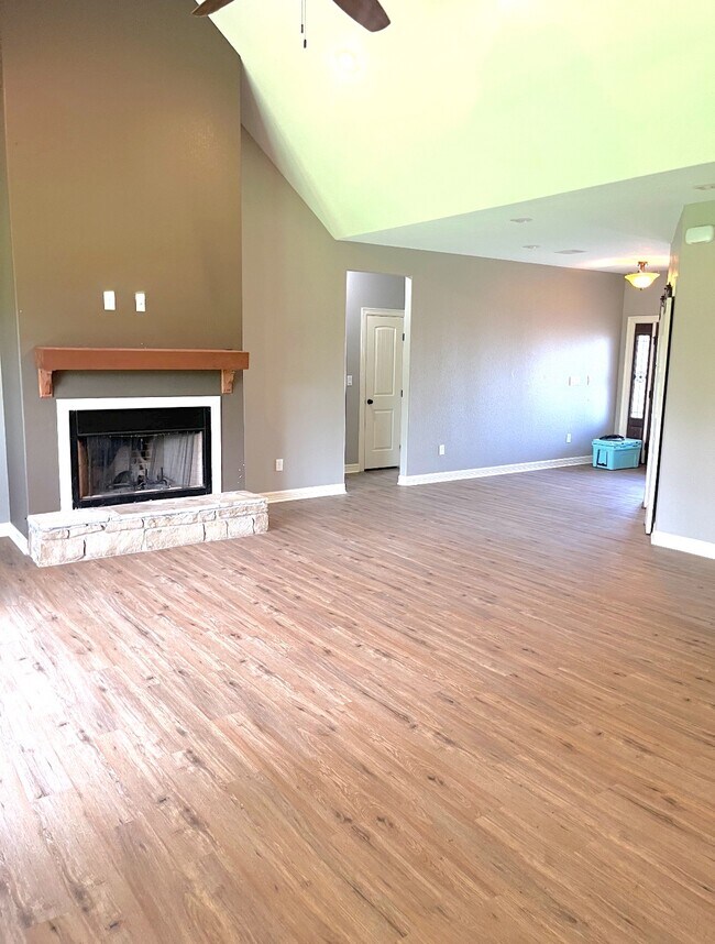 Building Photo - 125 Collier Dr