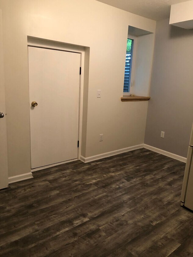 Foto principal - Charming, Cute, & Convenient 6 Bd/2 Bth in...