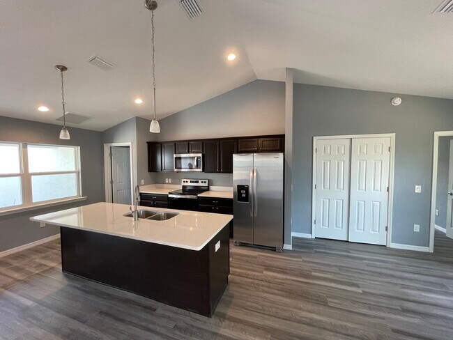 Building Photo - 3 Pine Trace Pl