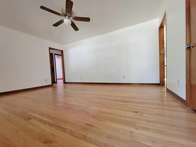 Building Photo - 712 Arthur Dr