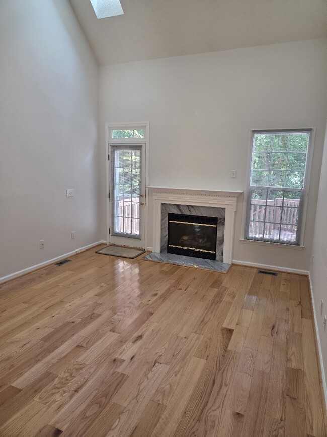 Building Photo - 18 Duke of Gloucester Cir