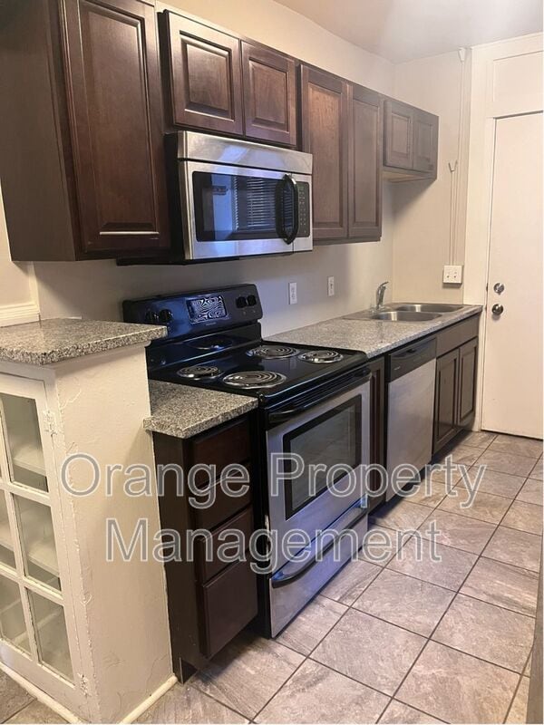 Photo - 3302 Burt St