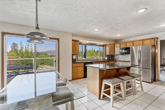 Foto del edificio - Stunning Home Along Spokane River Complete...