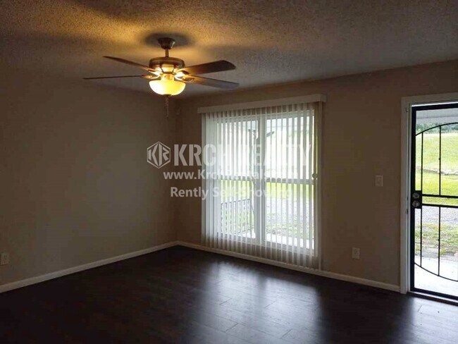 Building Photo - Cozy 4 Bedroom 2.5 Bathroom home is a must...