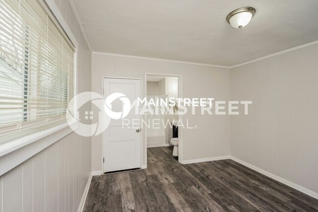 Building Photo - 2 Bedroom Pet-Friendly Home in Louisville, KY with Main Street Renewal