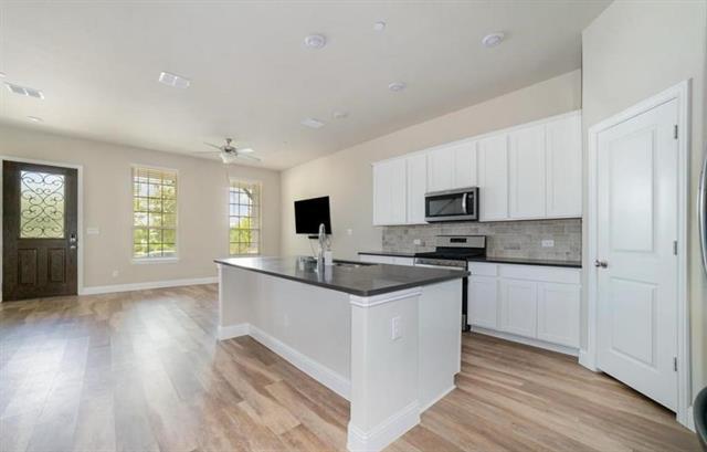 Building Photo - 7609 Sunset Blvd