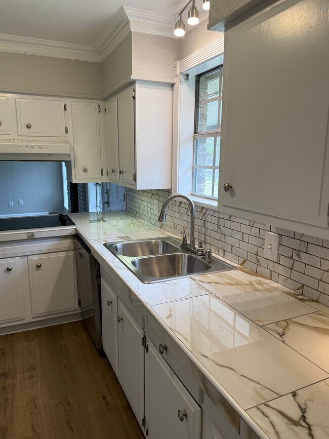 Foto del edificio - 914 Maureen St