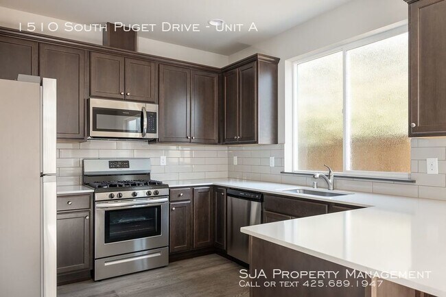 Building Photo - Brand New Luxury Townhomes