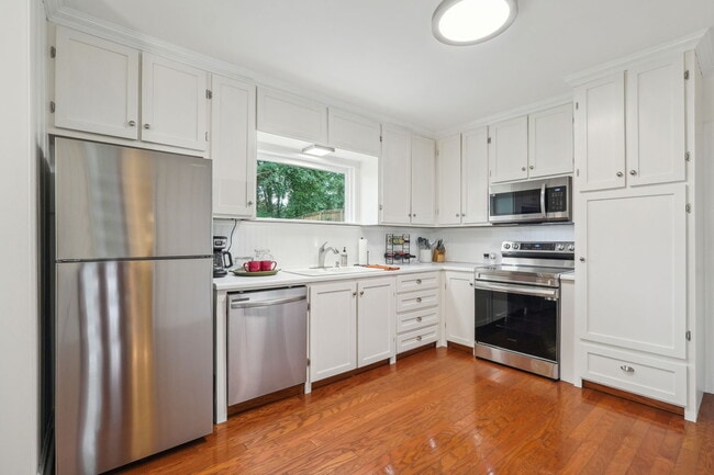 Building Photo - 821 Lakemont Dr