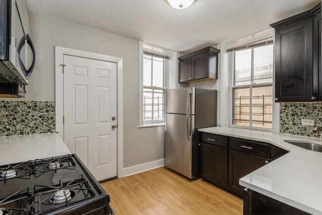 Foto del edificio - 3121 N Kenmore Ave