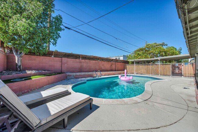 Foto del edificio - Spacious Furnished 5 Bed / 2 Bath Single Family Home with Private Pool in Las Vegas