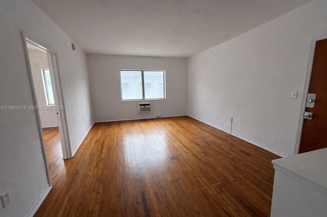 Foto del edificio - 945 Bay Dr