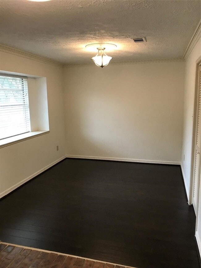 Building Photo - 2206 Round Lake Dr