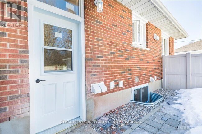 Building Photo - 1105 Falaise Rd