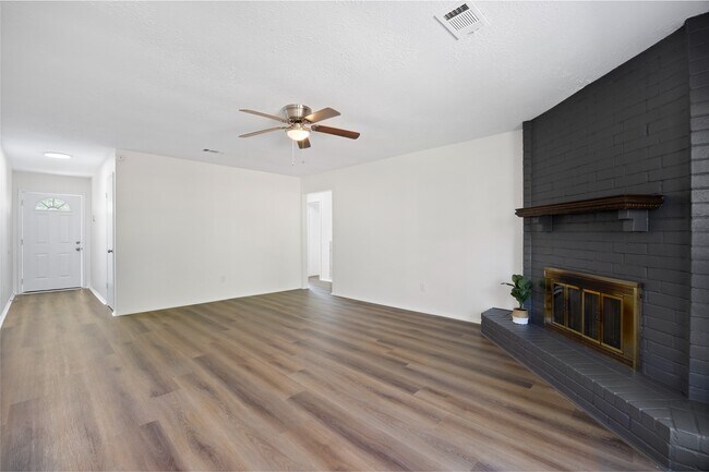 Foto del edificio - 8343 Carriage Creek Dr